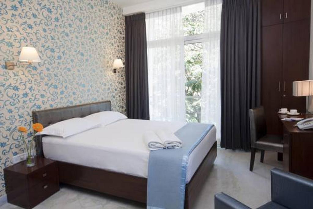 Deluxe Double Room (2 Adults + 1 Child)